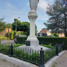 Jesus op een zuil. Onderaan een inscriptie bestaande uit de namen van vier Schildenaren met hun plaats en datum van overlijden tijdens WO1.