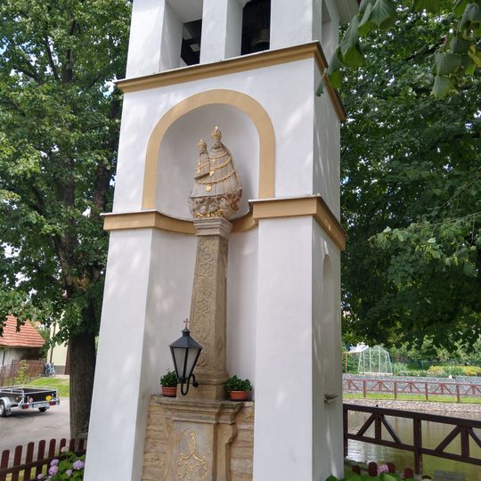 Zvonice se sochou Panny Marie Cellské ve Vrbici