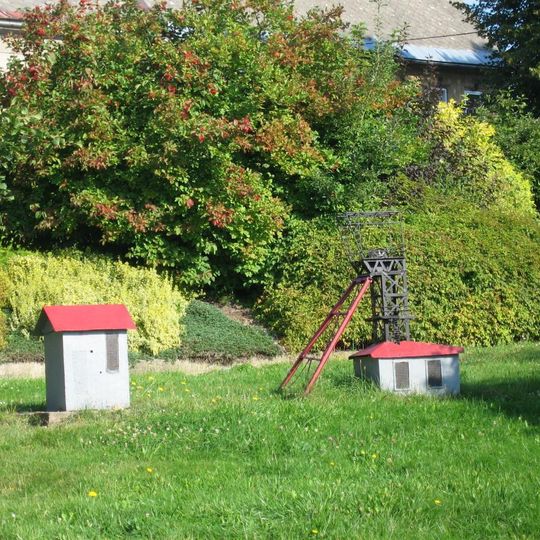 Model těžní věže Nové jámy u silnice ve středu Horního Města