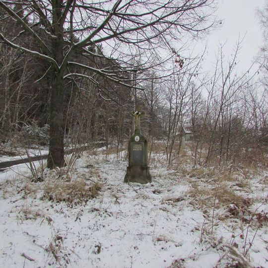 Kříž ve východní části Popelištné před zahradou u čp.26