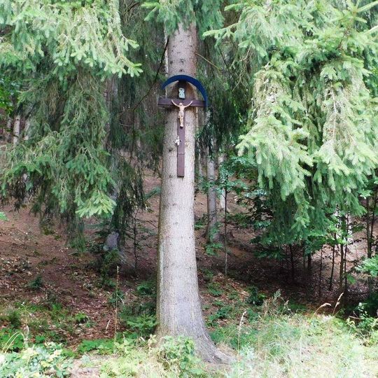 Kříž za Bludovem u lesní cesty