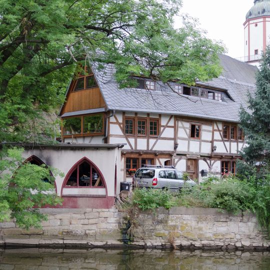 Wohnhaus in halboffener Bebauung und Uferbefestigung mit Schöpfstelle an der Mulde Oberwerder 7