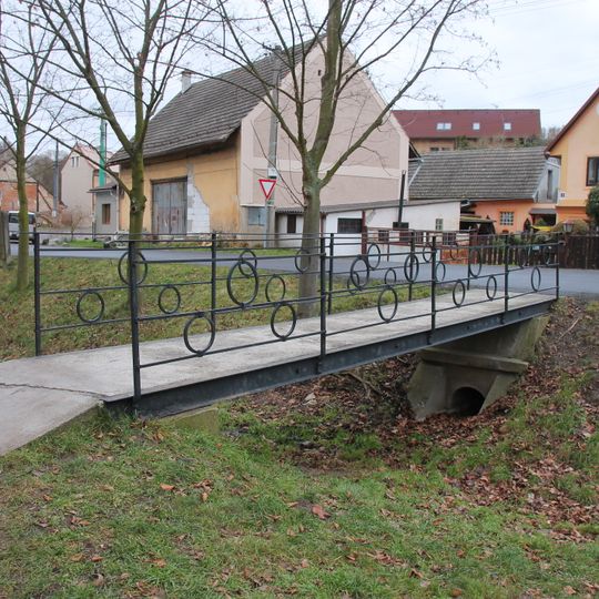 Lávka přes Želízskou svodnici v Želízech u školy