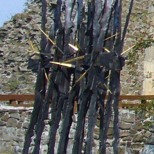 Kovové plastiky u příkopu před jádrem hradu Helfštýn