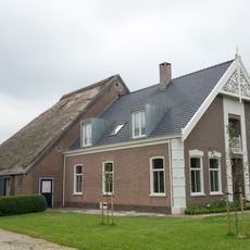 Boerderij van het kop-romp-type, gelegen aan de zuidzijde van de heerenweg met noklijnen haaks op de weg