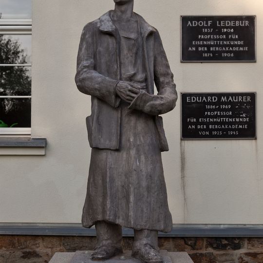 Gusseiserne Figur eines Hüttenarbeiters Leipziger Straße 34