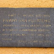 Pamětní deska ve Vilémově naproti hospodě