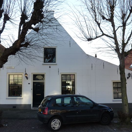 Pand met gepleisterde puntgevel