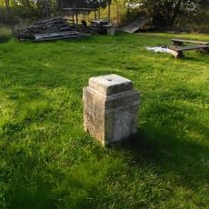 Podstavec neznámé památky v zahradě chaty Komtesa v Bečově