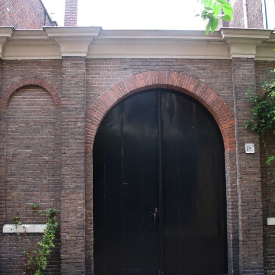 Poort met rechte kroonlijst en ondiepe nissen