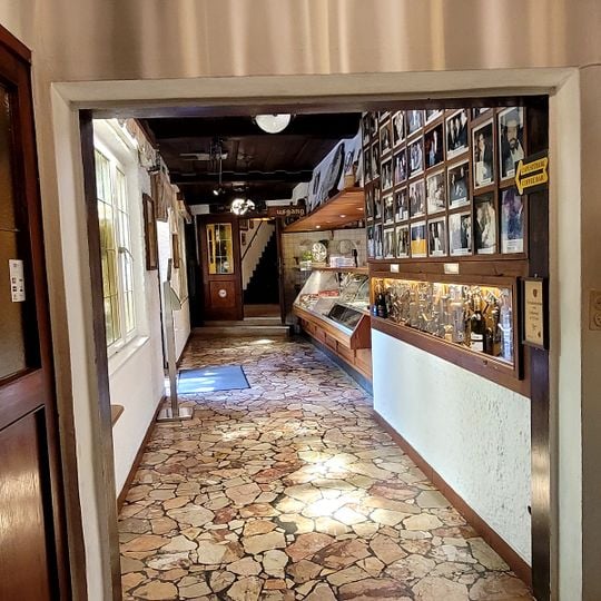 Weingut-Heuriger Alter Bach-Hengl