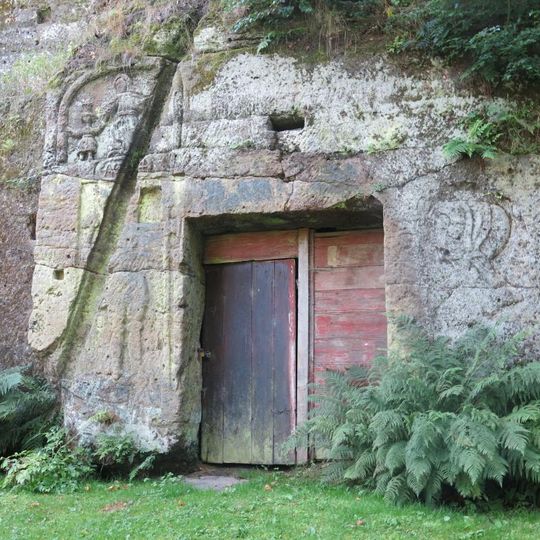 Reliéf ve skále pod kaplí v Radvanci