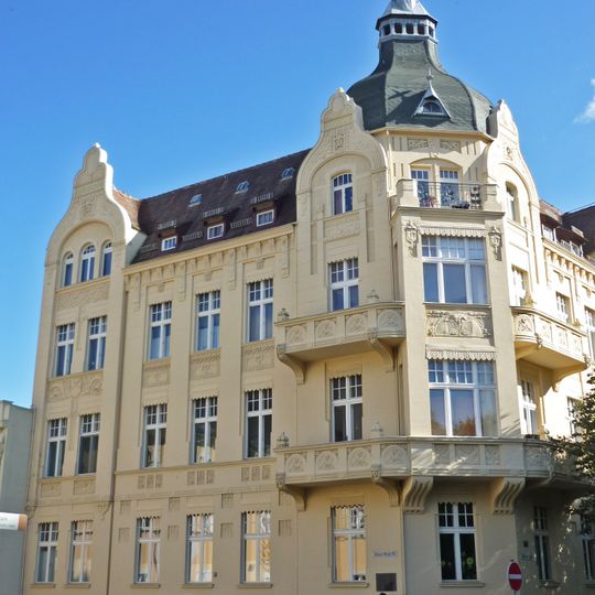 Mietshaus in geschlossener Bebauung, Eckhaus Johannes-Wüsten-Straße 24