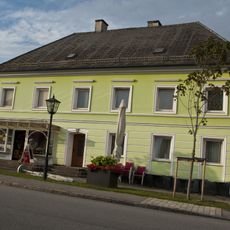 Wohn- und Geschäftshaus