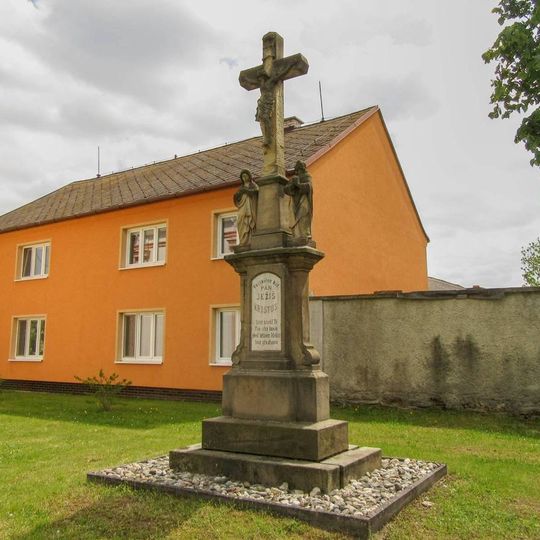 Kříž ve Třech Dvorech u kaple ve středu vesnice