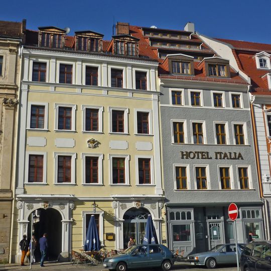 Wohnhaus in geschlossener Bebauung, mit Laden mit originaler Front, durch das Haus verläuft links die Verrätergasse Obermarkt 27
