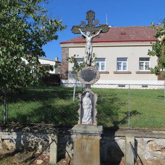 Kříž před bývalou školou ve Velkém Pěčíně