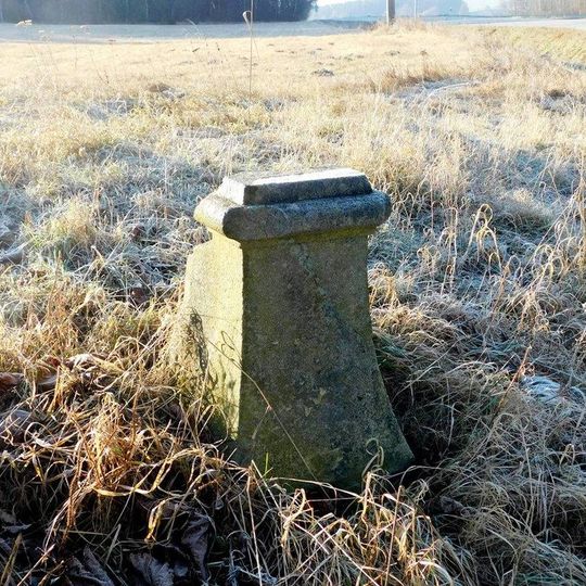 Podstavec kříže na odbočce na Těšenov
