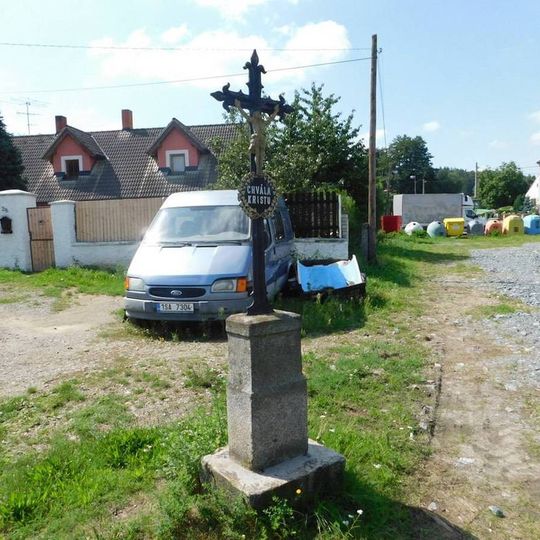 Kříž na návsi v Bolině