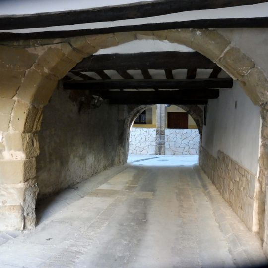 Murs, portal i arc del carrer Torrent