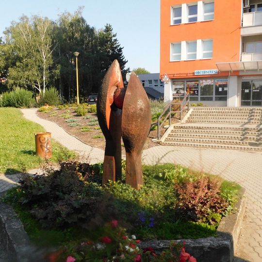 Plastika Květ v parku před poliklinikou v Otrokovicích