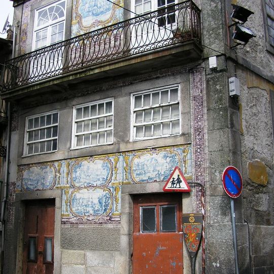 Prédio situado na Rua de São Miguel, 2 e 4, na parte em que existem painéis de azulejo do século XVII