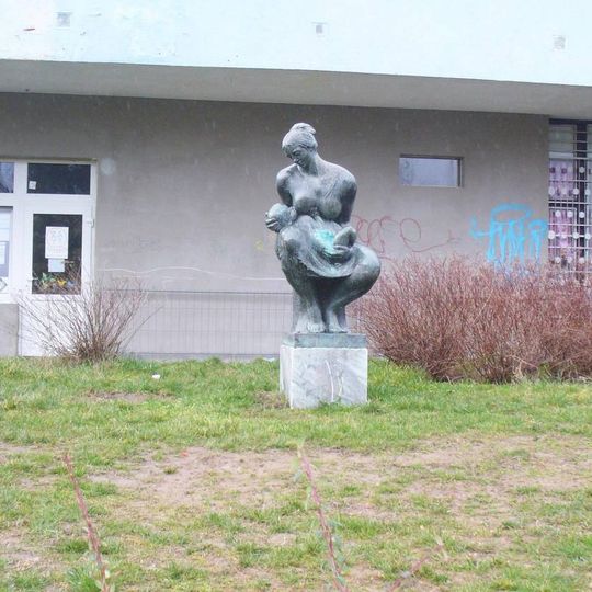 Socha Mateřství u domu Písečná 5306 v Chomutově