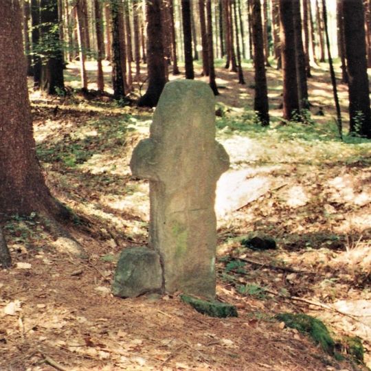 Smírčí kříž v lese severovýchodně od Boháňky