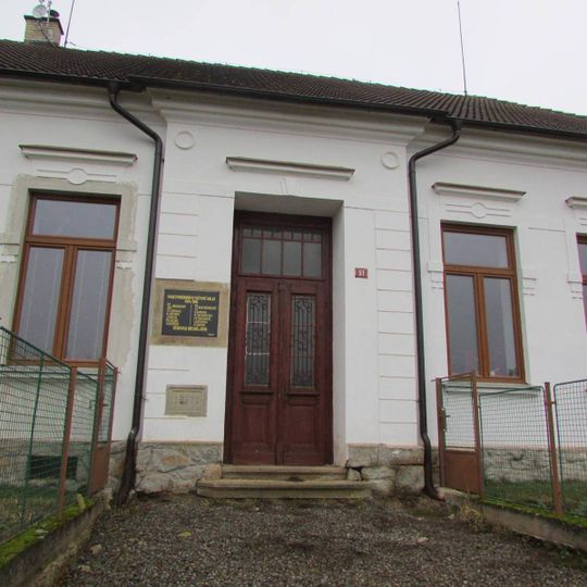 Pamětní deska padlým na bývalé škole ve Svépravicích