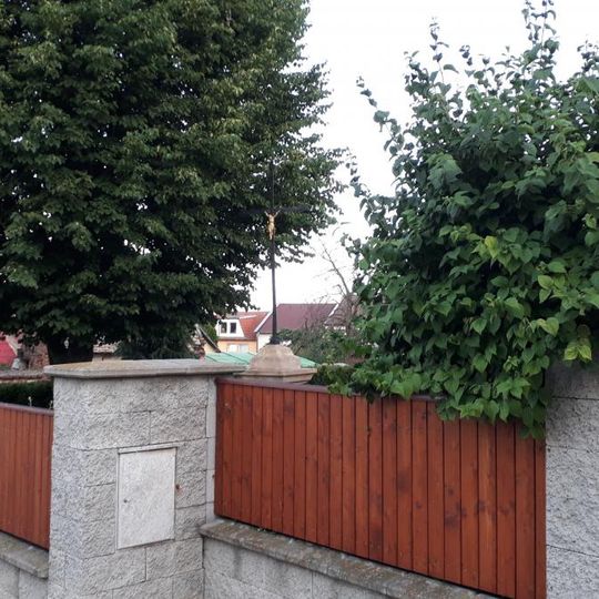 Kříž v zahradě ve Vtelnu