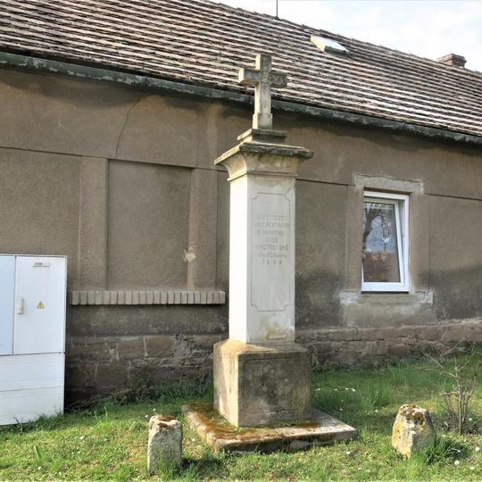 Kříž u domu 81 v Kmetiněvsi