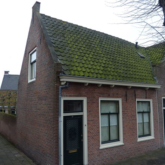 Laag huis met lijstgevel