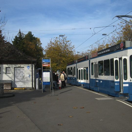 Brunnen mit Steinrelief "3 tanzende Knaben"