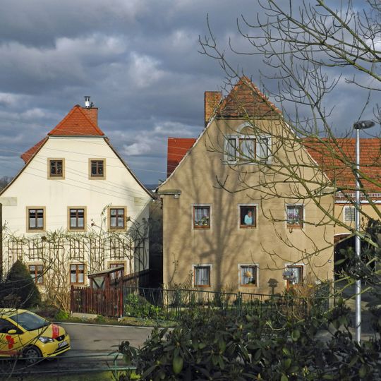 Wohnstallhaus und Seitengebäude eines Bauernhofes Am Rundling 13