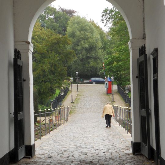 Brücke zum Vorhof mit Geländer