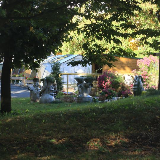 Keramická plastika Zvěrokruh u domova seniorů v Řepínské ulici