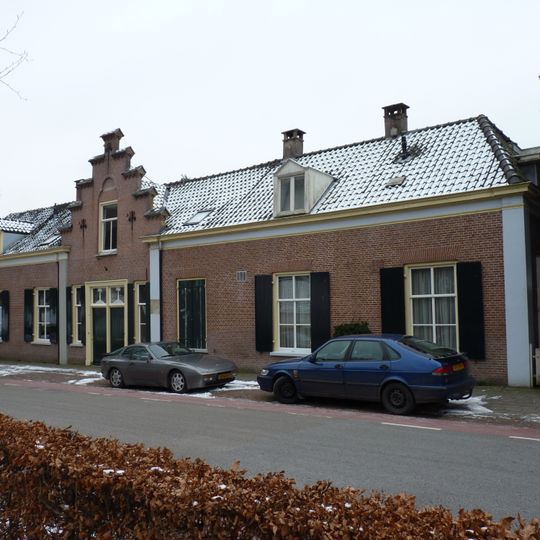 Huis van begane-grond met schilddak
