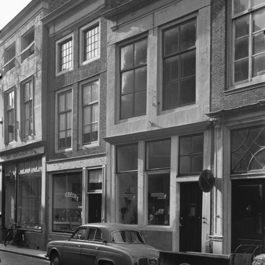 Huis met gepleisterde lijstgevel