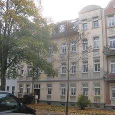 Mietshaus in geschlossener Bebauung mit Vorgarten Albrechtstraße 46