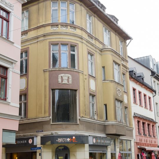 Wohn- und Geschäftshaus, in Ecklage Hauptstraße 39