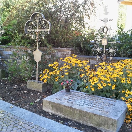 Grabkreuze vor der Kirche in Mayrhofen