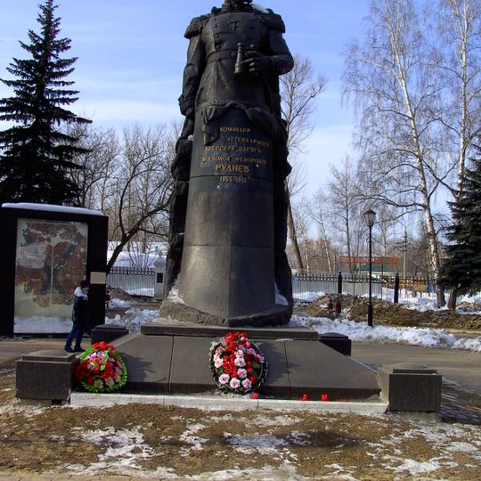 Памятник В.Ф. Рудневу, командиру крейсера «Варяг»