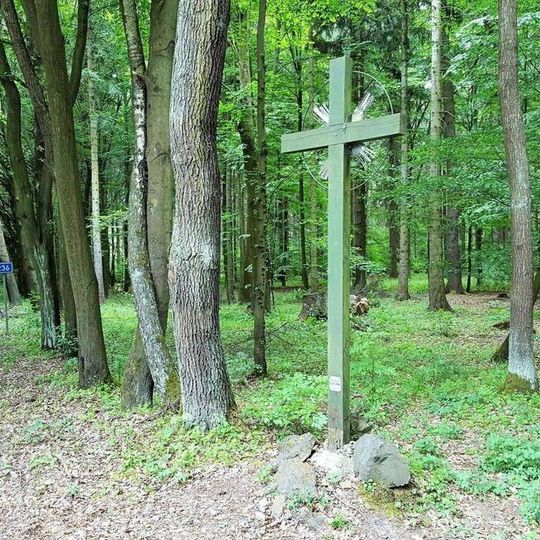 Kříž v lese východně od Velízu