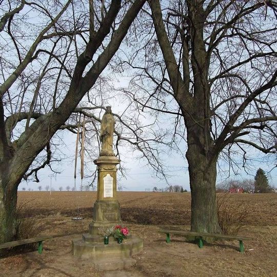 Socha Panny Marie u Senice na Hané vedle polní cesty