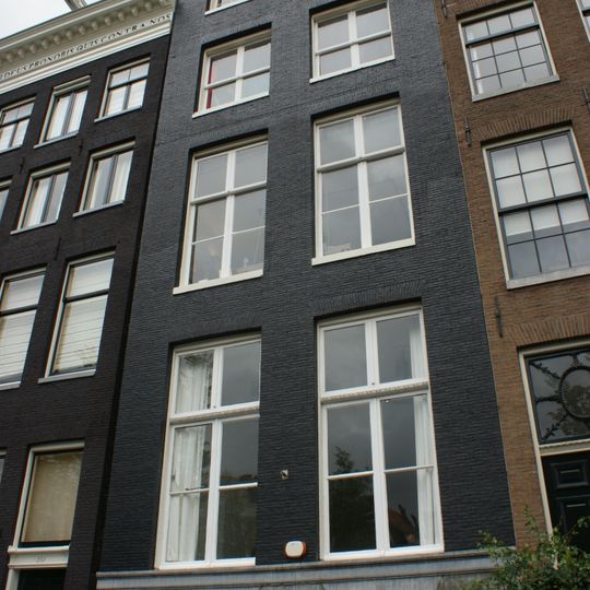 Pand met gevel onder rechte lijst met hardstenen pui en gesneden empire ramen