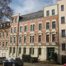 Mietshaus in geschlossener Bebauung mit Vorgarten Münchner Straße 1