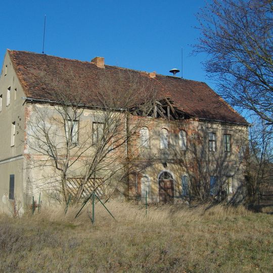 Naturdenkmal Rotbuche Ortslage Leeskow, vor dem ehemaligen Gutshaus