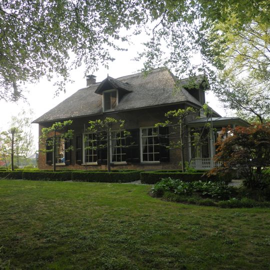 "De Plecht": boerderij op T-vormige plattegrond. 12-ruits vensters met luiken. Schilddak met riet gedekt. Hoekschoorsteen met bord