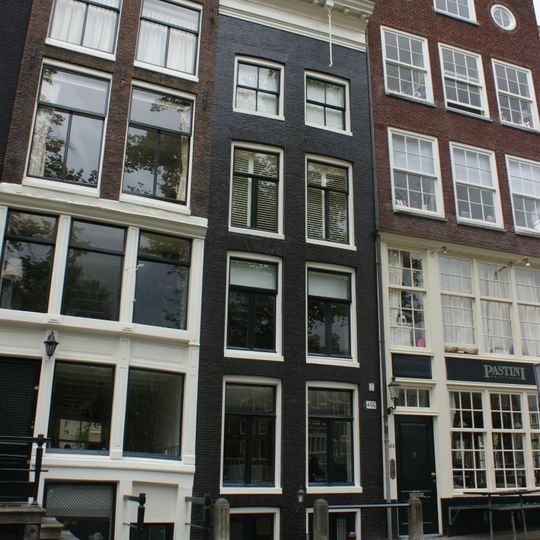 Pand met gevel onder rechte lijst met dakkapel