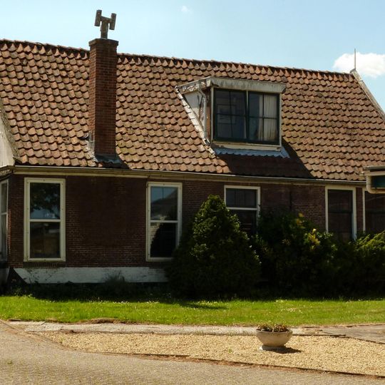 Huis van baksteen met houten topgevels
